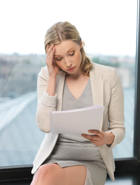 Mujer aburrida y cansada con documentos — Foto de Stock