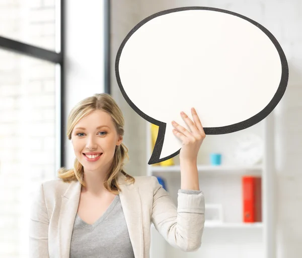 Femme d'affaires souriante avec bulle de texte vierge — Photo