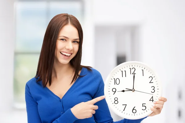 Frau mit großer Uhr — Stockfoto