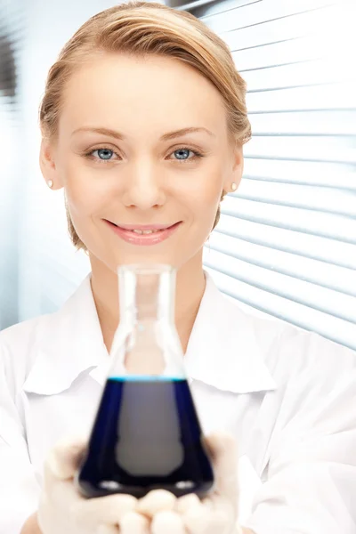 Laborangestellte hält Reagenzglas hoch — Stockfoto