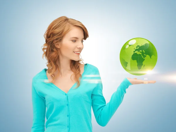 Mulher segurando globo verde em sua mão — Fotografia de Stock