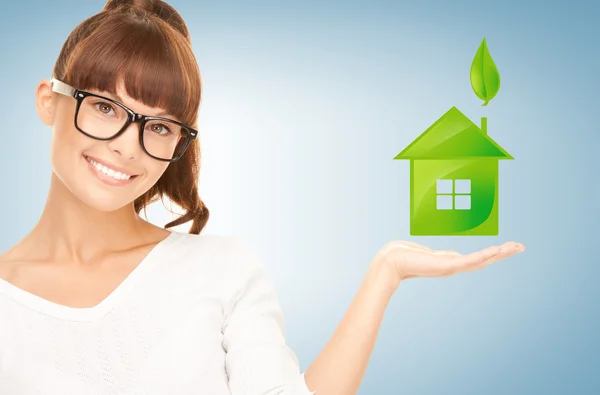 Mulher segurando casa verde em suas mãos — Fotografia de Stock
