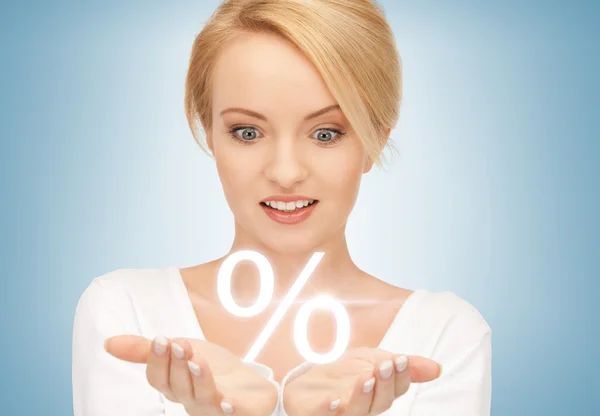 Kvinnan visar tecken på procent i hennes händer — Stockfoto