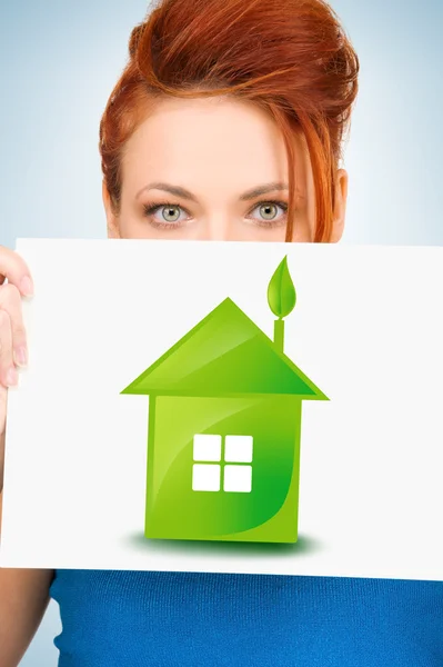 Frau mit Abbildung des grünen Öko-Hauses — Stockfoto