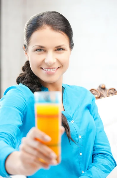 Mulher segurando vidro de suco de laranja — Fotografia de Stock