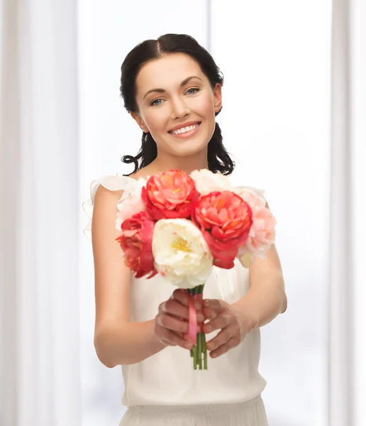 Femme avec bouquet de fleurs — Photo