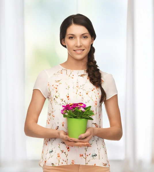 Bella casalinga con fiore in vaso — Foto Stock