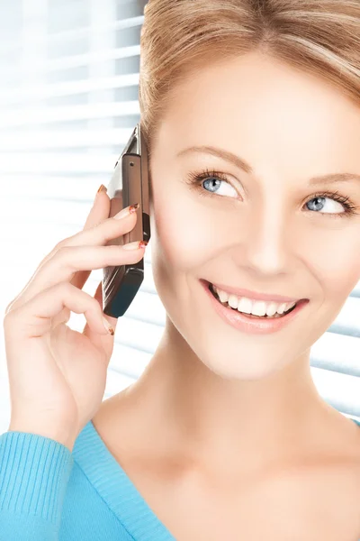 Mulher de negócios com telefone celular chamando — Fotografia de Stock