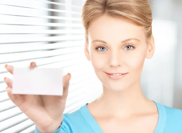 Woman with blank business or name card — Stock Photo, Image