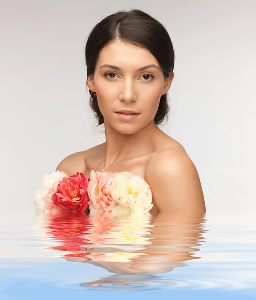 Mujer relajada con flores — Foto de Stock