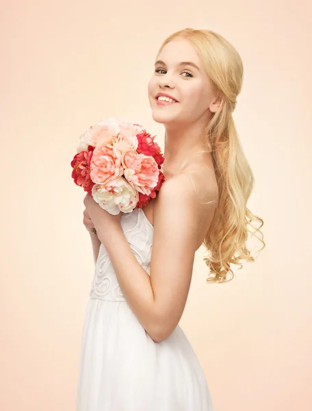 Mulher com buquê de flores — Fotografia de Stock