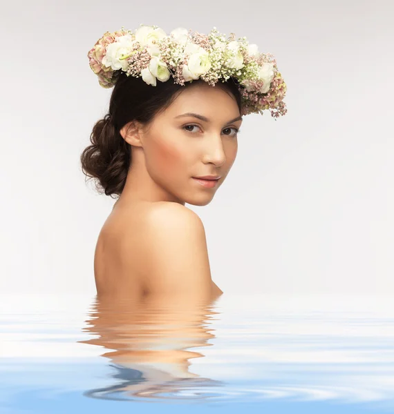 Mujer con corona de flores —  Fotos de Stock