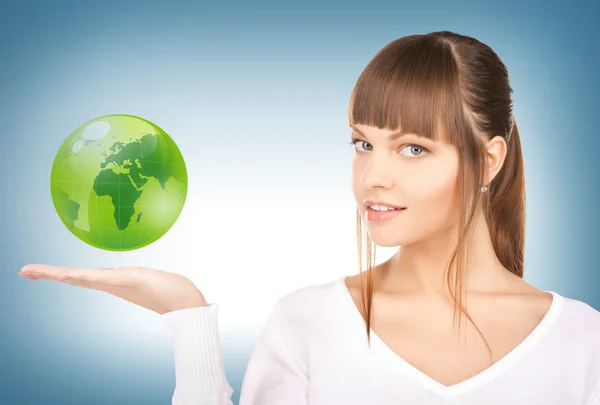 Mujer sosteniendo globo verde en su mano —  Fotos de Stock