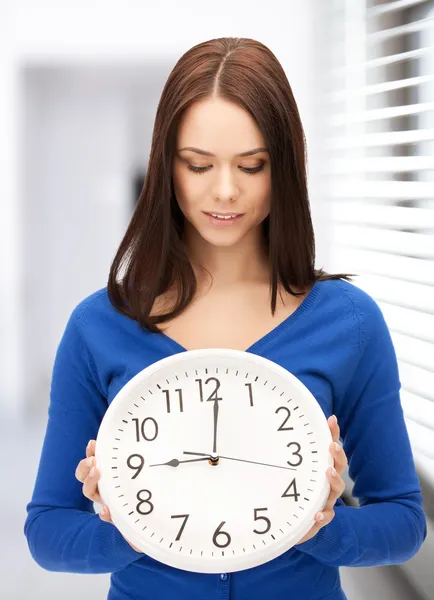 Mujer sosteniendo reloj grande — Foto de Stock