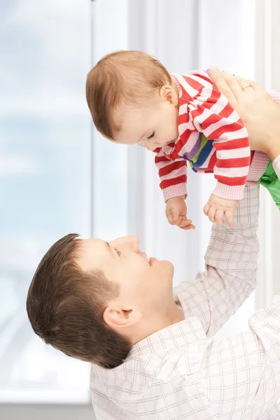 Glücklicher Vater mit entzückendem Baby — Stockfoto