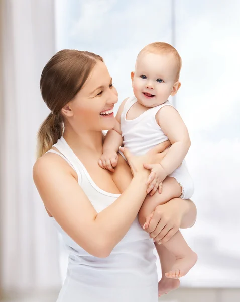 幸せな母親と可愛い赤ちゃん — ストック写真