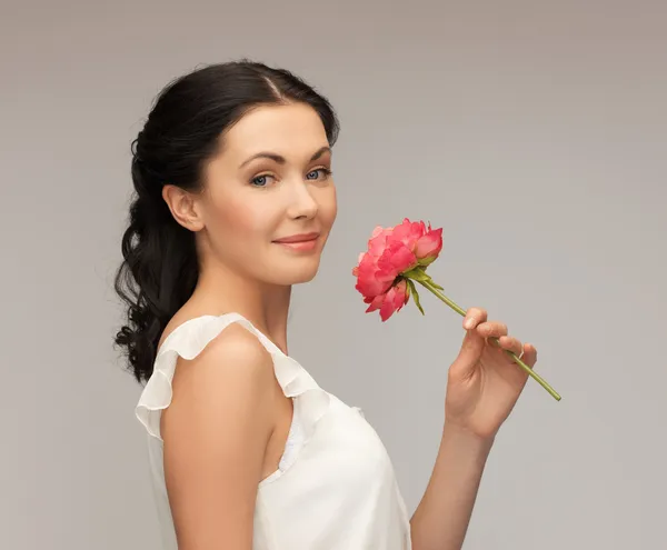 Sorrindo mulher cheirando flor — Fotografia de Stock