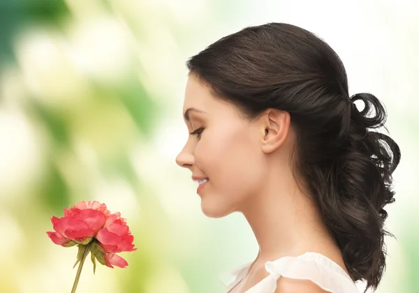 Junge und schöne Frau mit Blume — Stockfoto