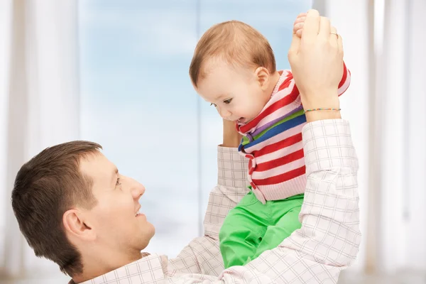 Feliz padre con adorable bebé —  Fotos de Stock