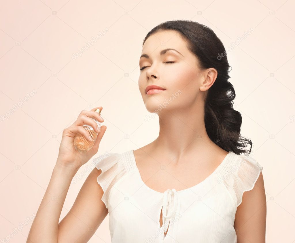 Resultado de imagen para mujer rociando perfume