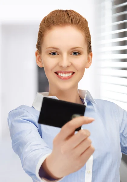 Mujer feliz con tarjeta de crédito — Foto de Stock