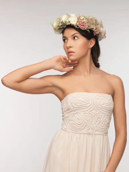 Mujer con corona de flores — Foto de Stock