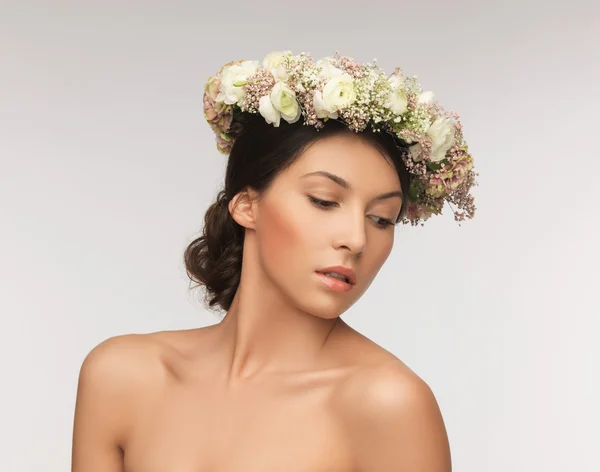 Mujer con corona de flores — Foto de Stock