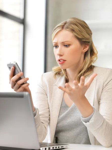 Confused woman with cell phone — Stock Photo, Image