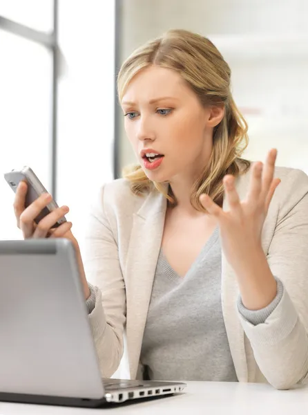 Verward vrouw met mobiele telefoon — Stockfoto