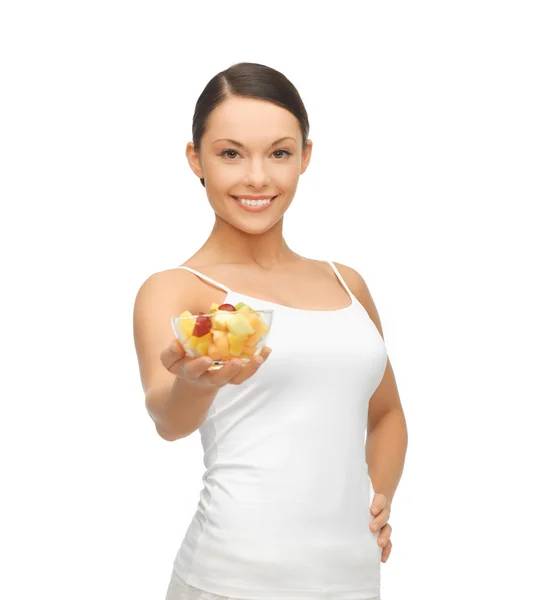 Mulher saudável segurando tigela com salada de frutas — Fotografia de Stock