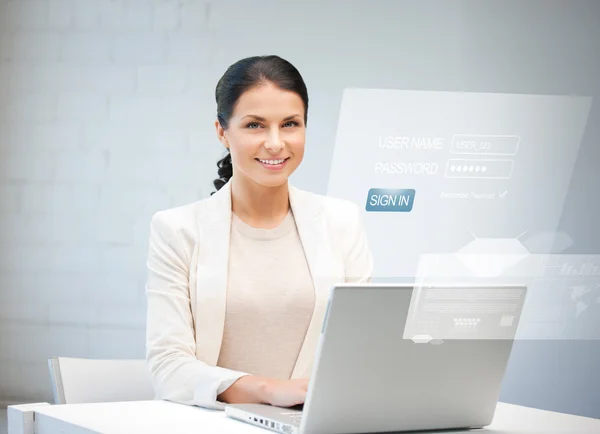 Mujer con ordenador portátil y pantalla virtual — Foto de Stock
