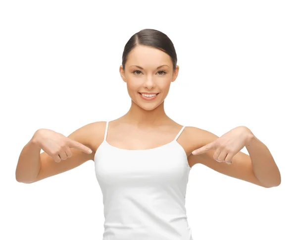 Vrouw in lege witte t-shirt wijzend op zichzelf — Stockfoto