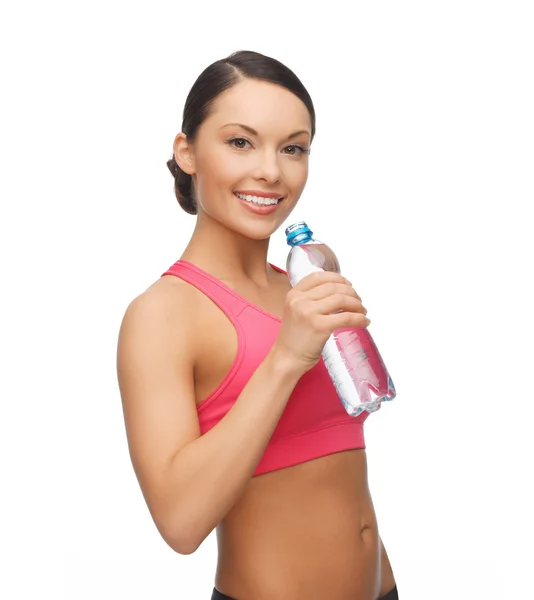Sportliche Frau trinkt Wasser aus Flasche — Stockfoto