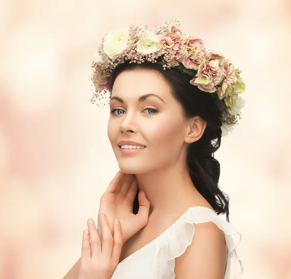 Mulher usando coroa de flores — Fotografia de Stock