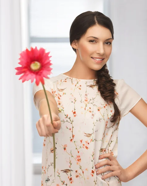 Mladá a krásná žena s květinou — Stock fotografie