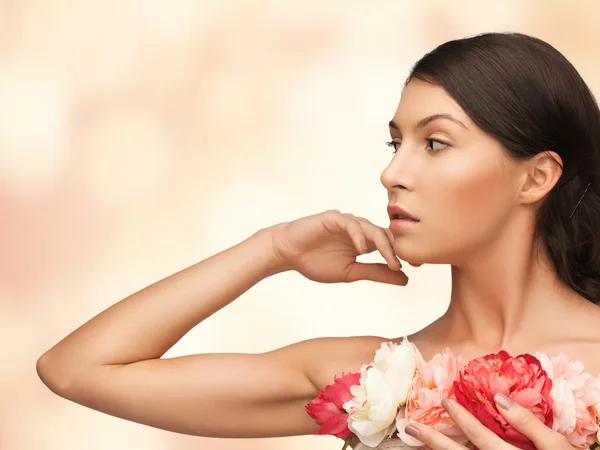 Mujer relajada con flores —  Fotos de Stock