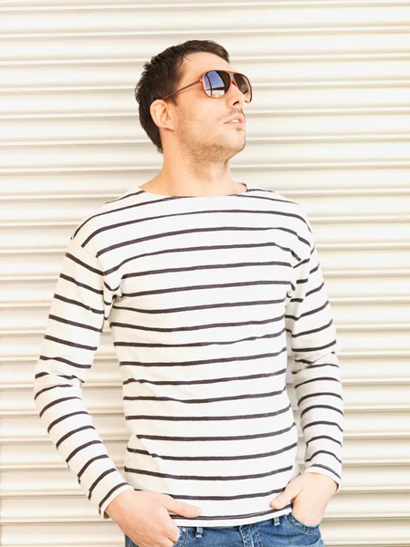 Jóképű férfi alkalmi ruhát, napszemüveget visel — Stock Fotó