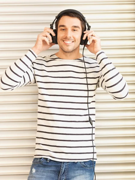 Hombre en ropa casual con auriculares — Foto de Stock