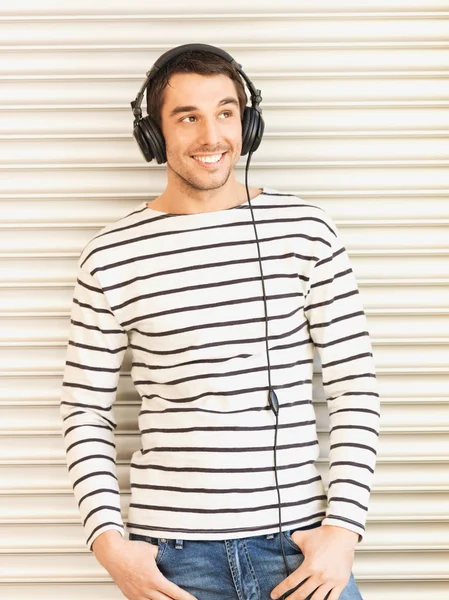 Homem em roupas casuais com fones de ouvido — Fotografia de Stock