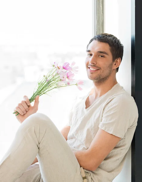 Man holding bouquet of flowers — Stock Photo, Image
