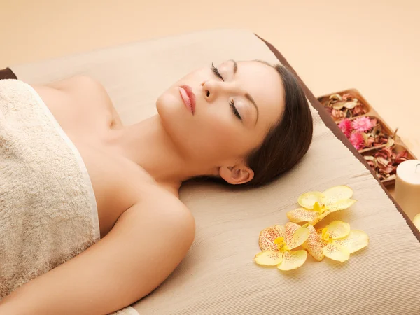 Vrouw in spa salon liggen op het Bureau van de massage — Stockfoto