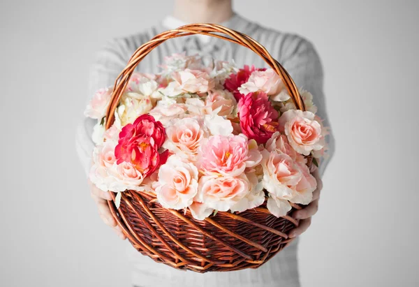 Homem segurando cesta cheia de flores — Fotografia de Stock