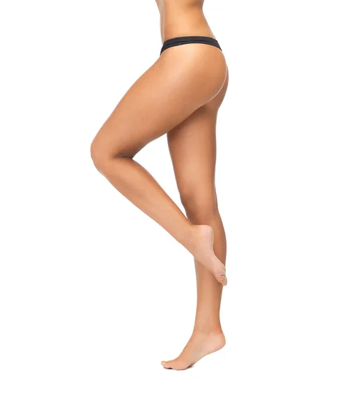Weibliche Beine im schwarzen Bikini-Höschen — Stockfoto