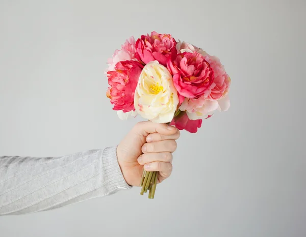 Man's hand boeket van bloemen geven — Stockfoto