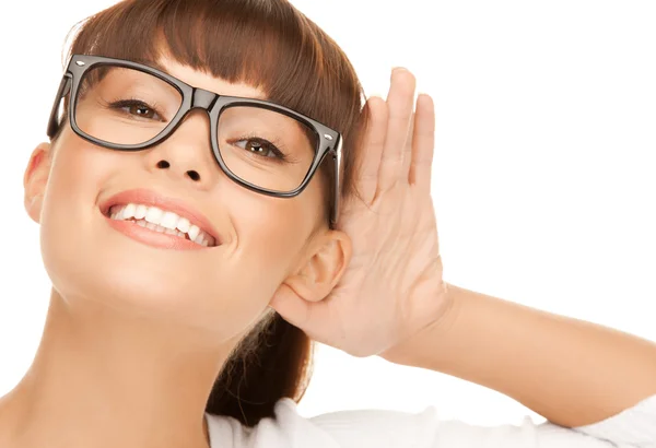 Mujer feliz escuchando chismes — Foto de Stock