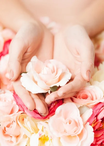 Mãos de mulher segurando rosa — Fotografia de Stock