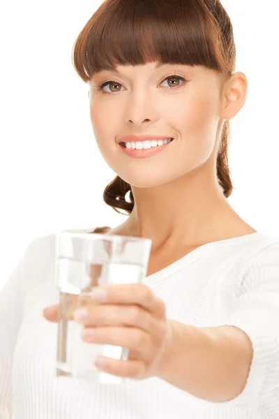 Giovane donna sorridente con un bicchiere d'acqua — Foto Stock