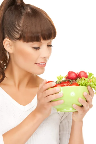 Femme dans la cuisine avec des tomates — Photo