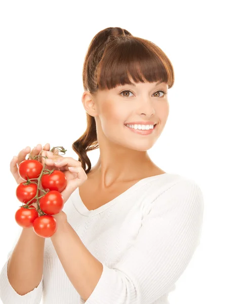 Hermosa mujer con tomates brillantes — Foto de Stock