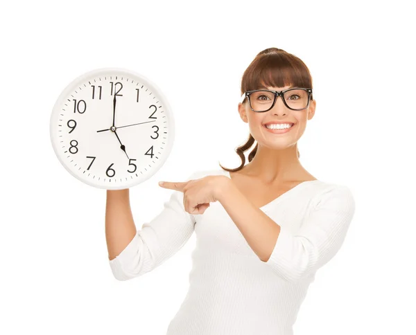 Mujer de negocios señalando con el dedo el reloj de pared —  Fotos de Stock